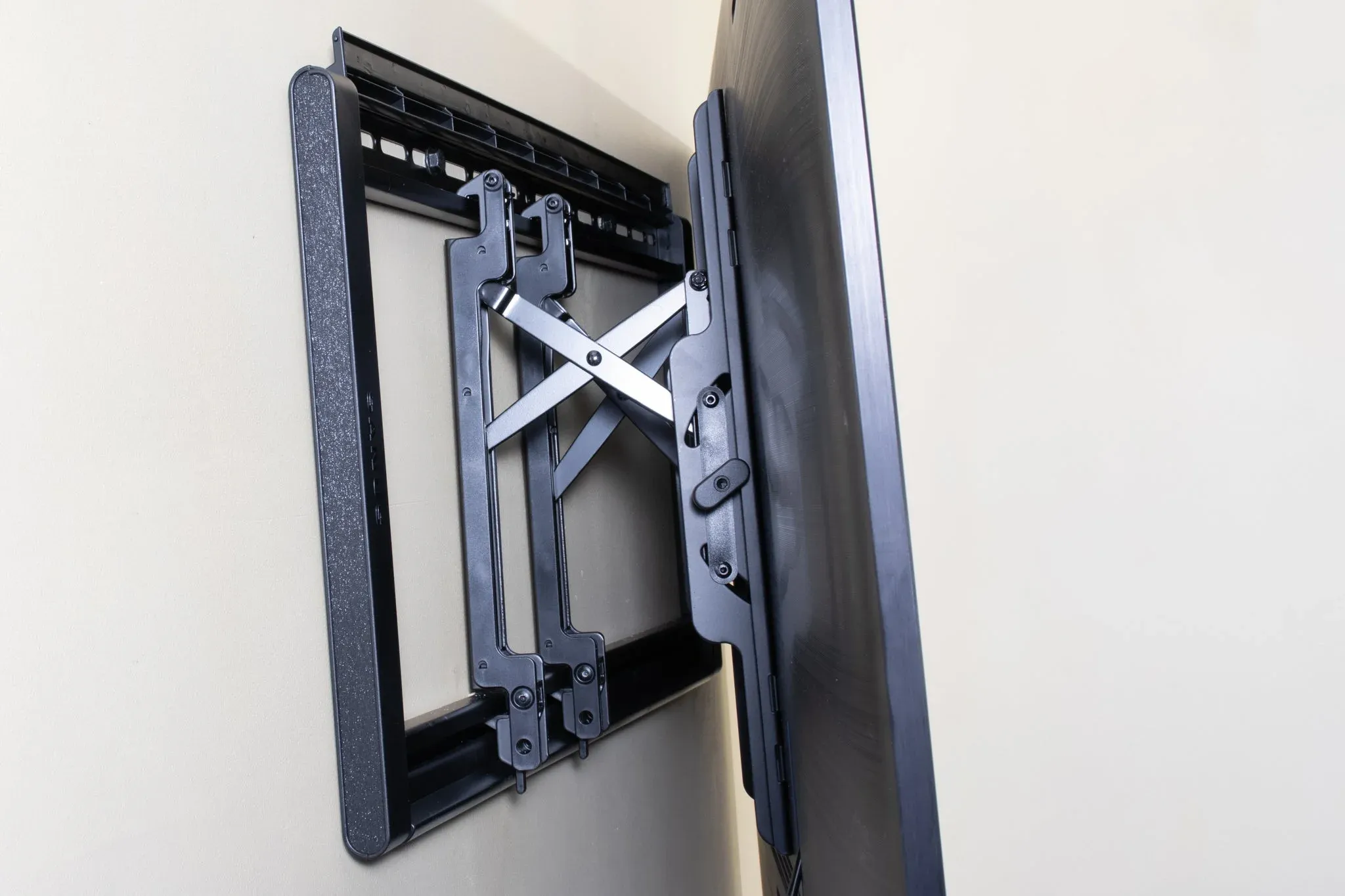 Perlegear Full Motion TV Mount for 90-Inch TVs Is Just $33 Right Now
