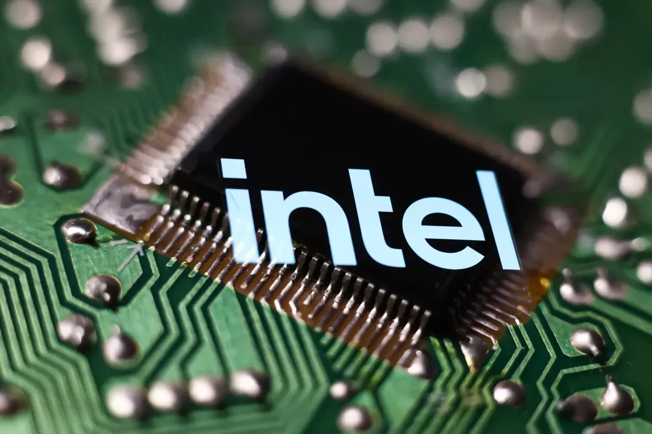US Gov Reportedly Urged Apple Into Intel Chip Deal to Dodge Tariffs